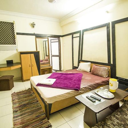Hotel Gujarat Palace Ujjain Extérieur photo