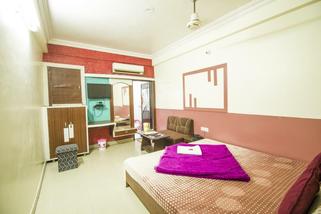 Hotel Gujarat Palace Ujjain Extérieur photo