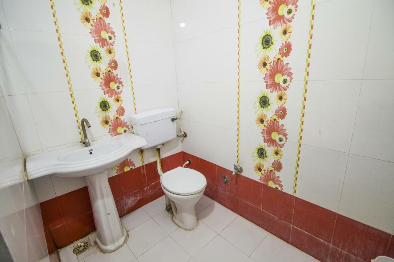 Hotel Gujarat Palace Ujjain Extérieur photo