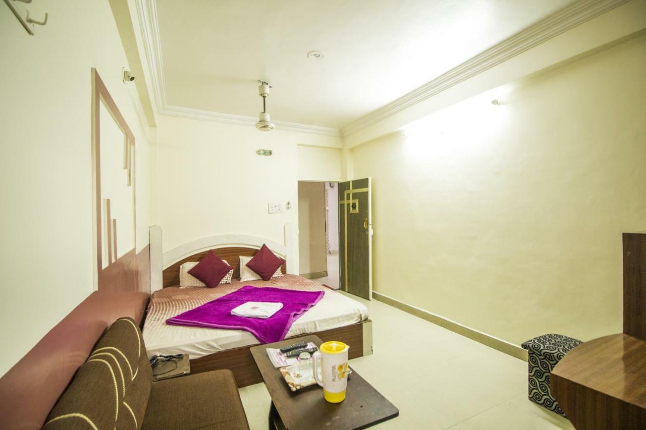 Hotel Gujarat Palace Ujjain Extérieur photo