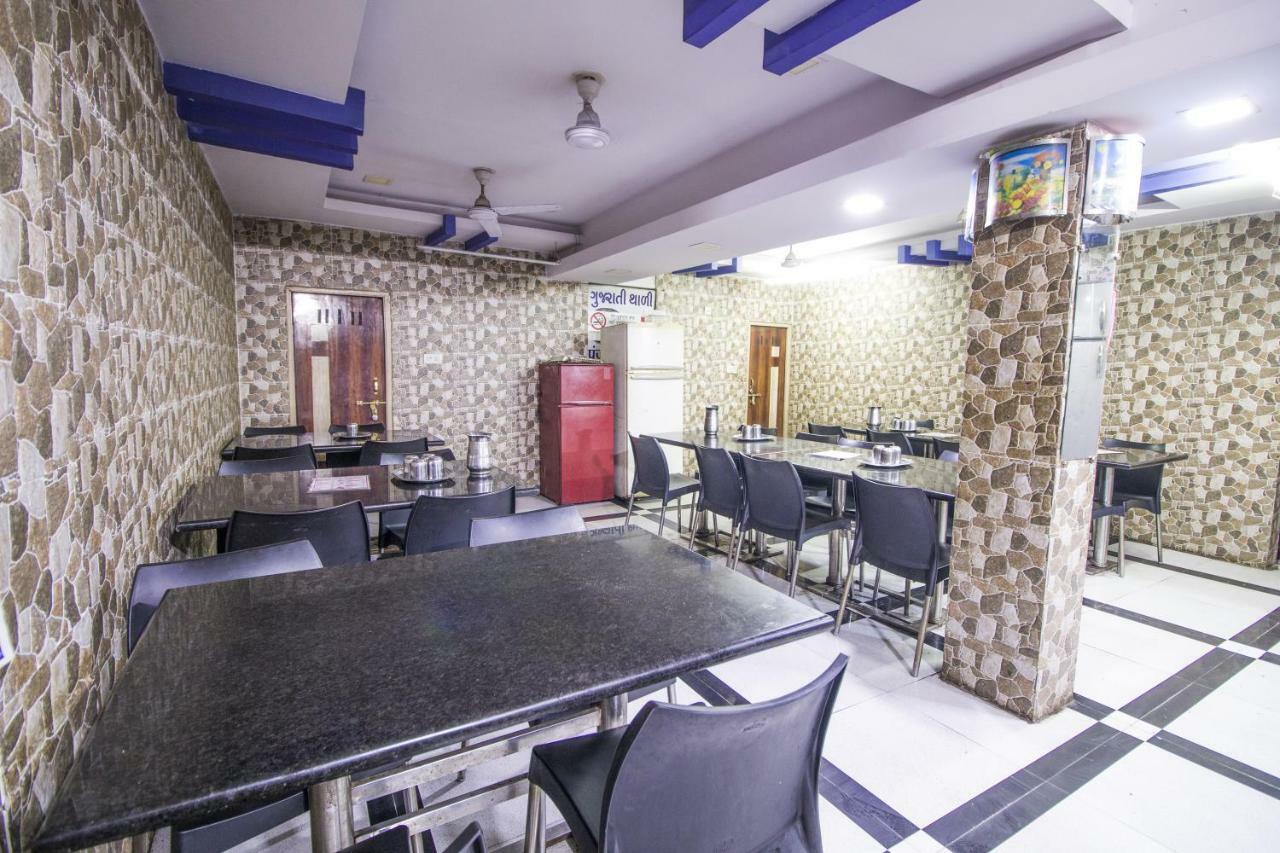 Hotel Gujarat Palace Ujjain Extérieur photo