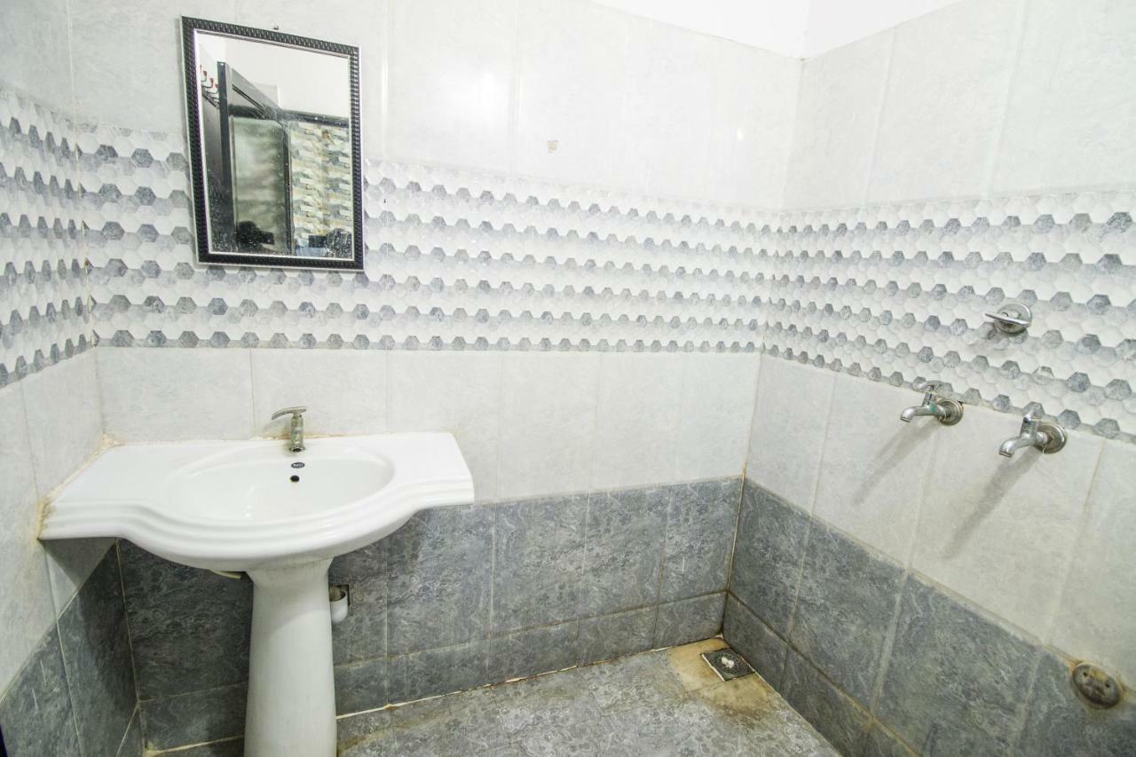 Hotel Gujarat Palace Ujjain Extérieur photo