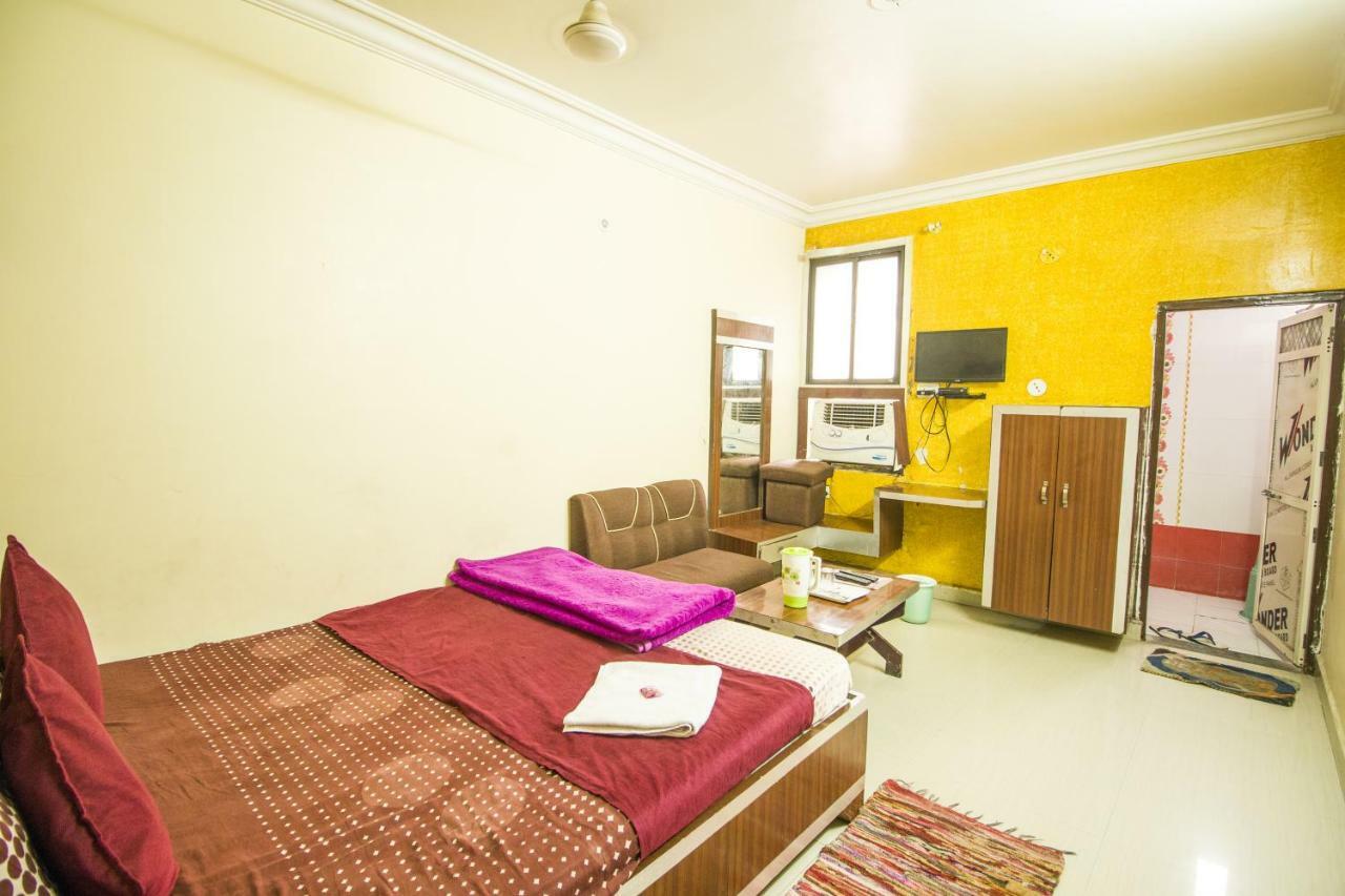 Hotel Gujarat Palace Ujjain Extérieur photo