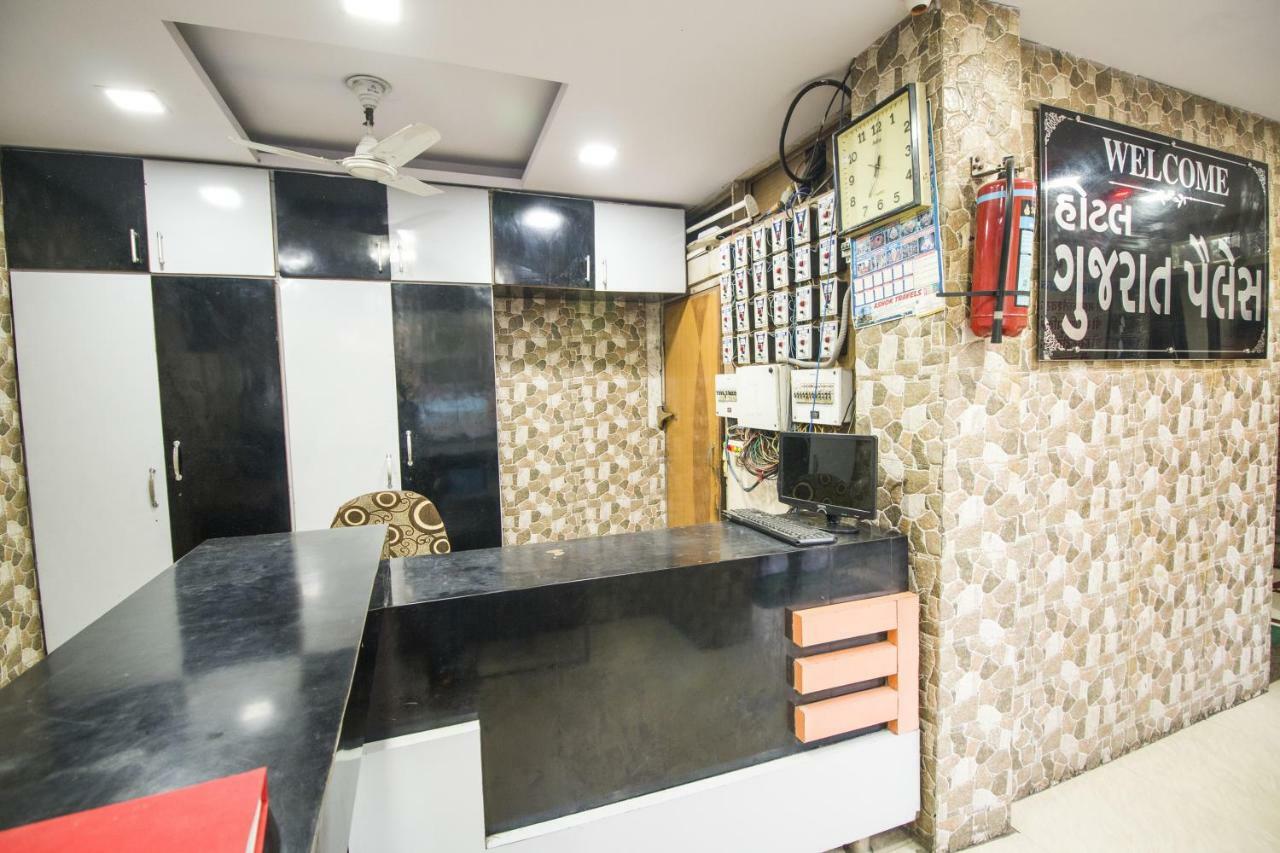 Hotel Gujarat Palace Ujjain Extérieur photo