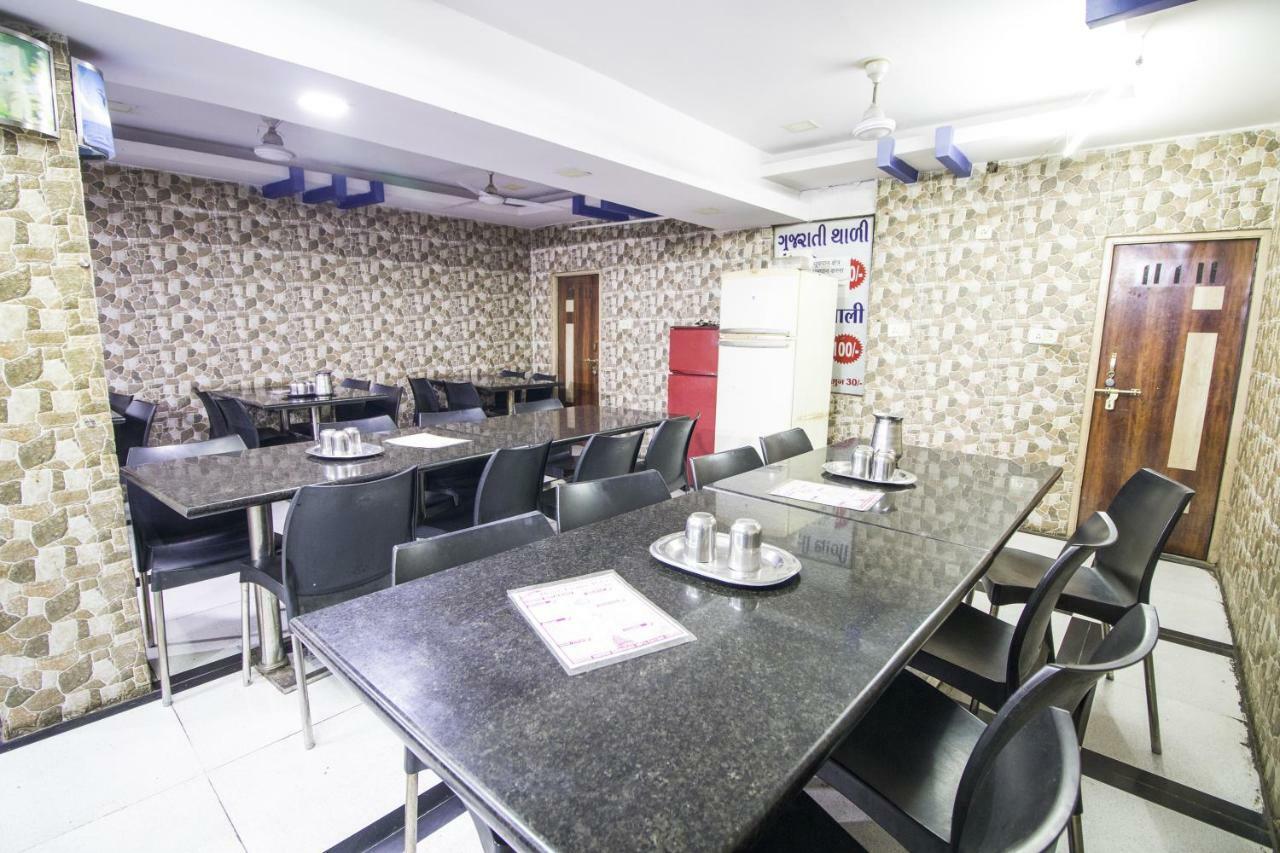 Hotel Gujarat Palace Ujjain Extérieur photo