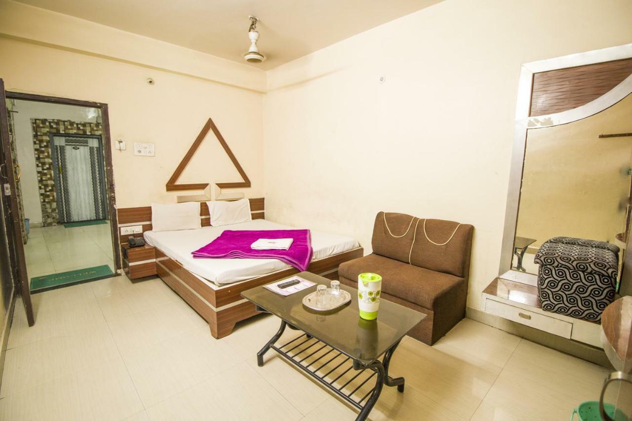 Hotel Gujarat Palace Ujjain Extérieur photo