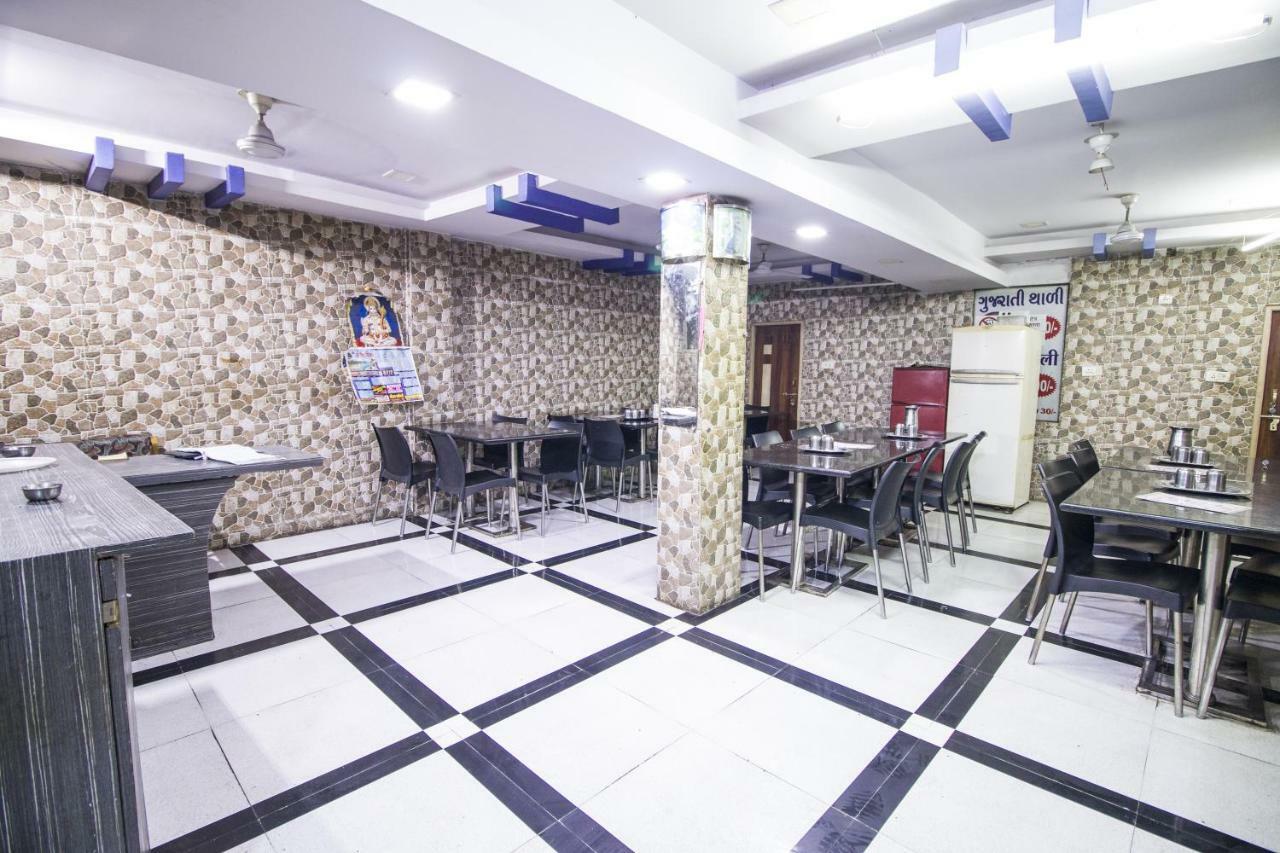 Hotel Gujarat Palace Ujjain Extérieur photo