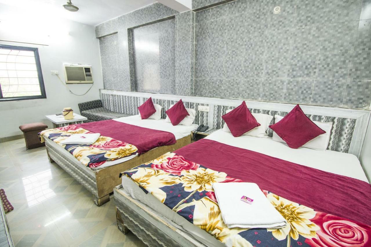 Hotel Gujarat Palace Ujjain Extérieur photo