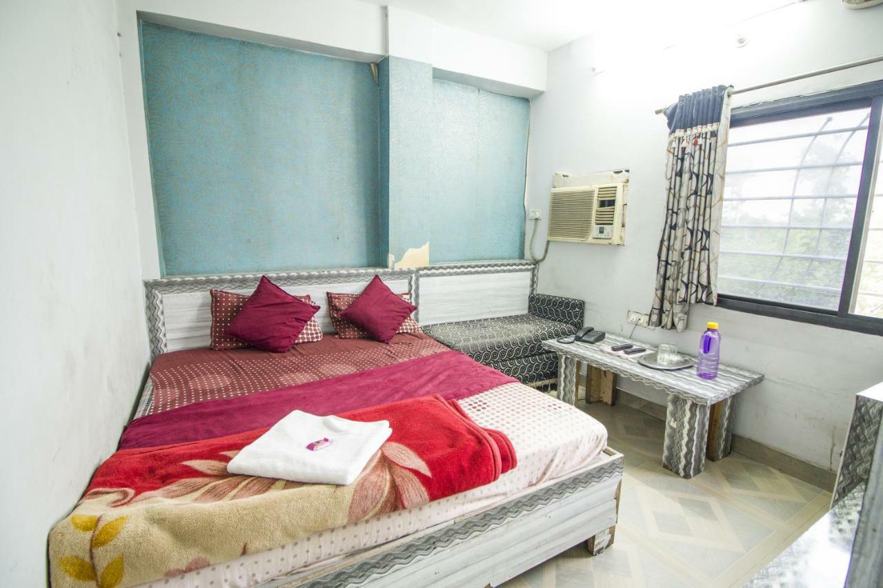 Hotel Gujarat Palace Ujjain Extérieur photo