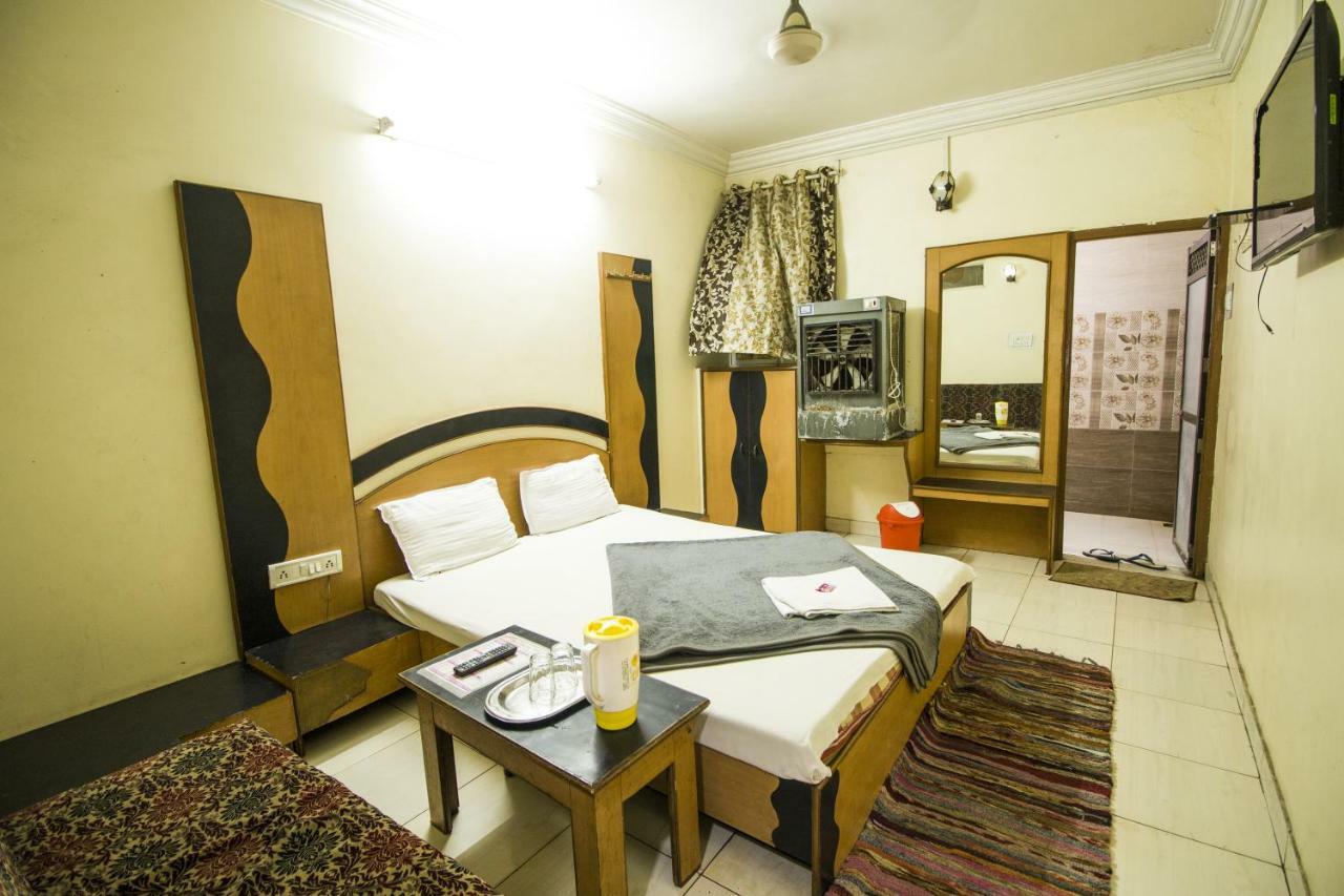 Hotel Gujarat Palace Ujjain Extérieur photo