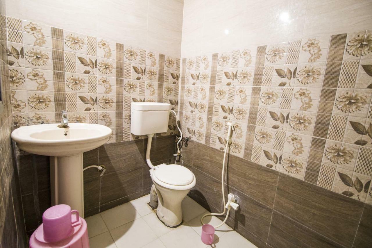 Hotel Gujarat Palace Ujjain Extérieur photo